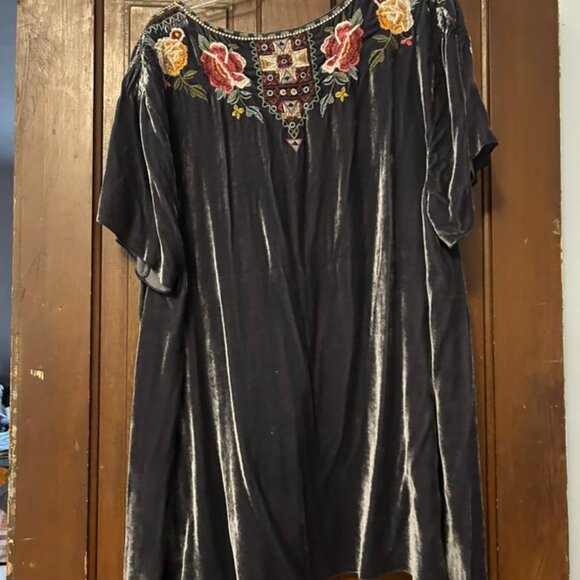 Johnny Was Cherelle Velvet top with handkerchief hem 2X - Picture 2 of 3